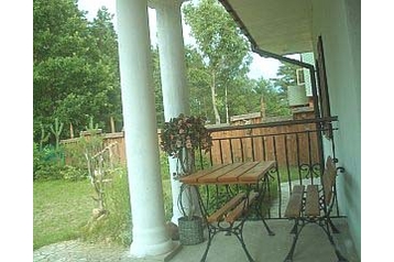 Poland Privát Maróz, Exterior